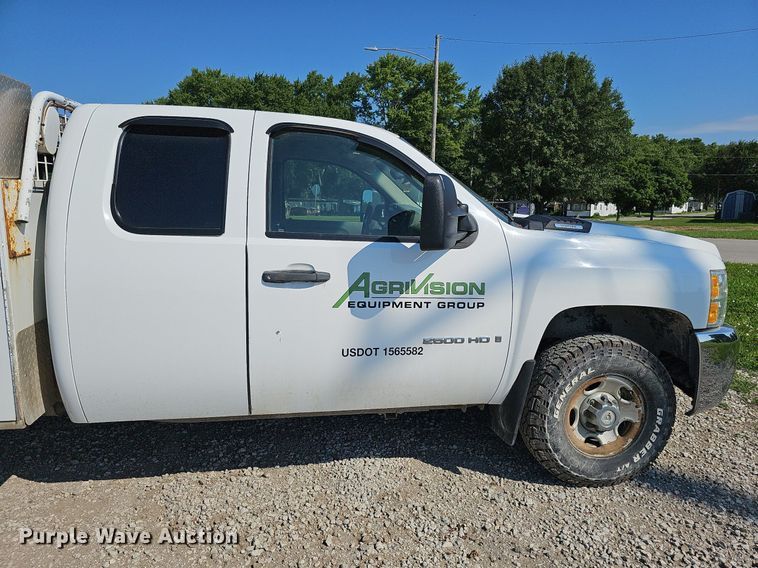 image for item DO2861 2008 Chevrolet Silverado 2500HD  Ext. Cab utility bed pickup truck