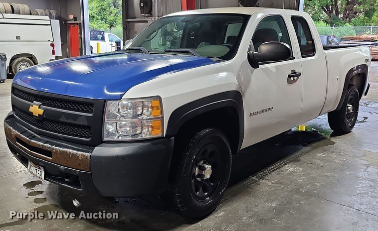image for item DQ0132 2013 Chevrolet Silverado 1500  Ext. Cab pickup truck