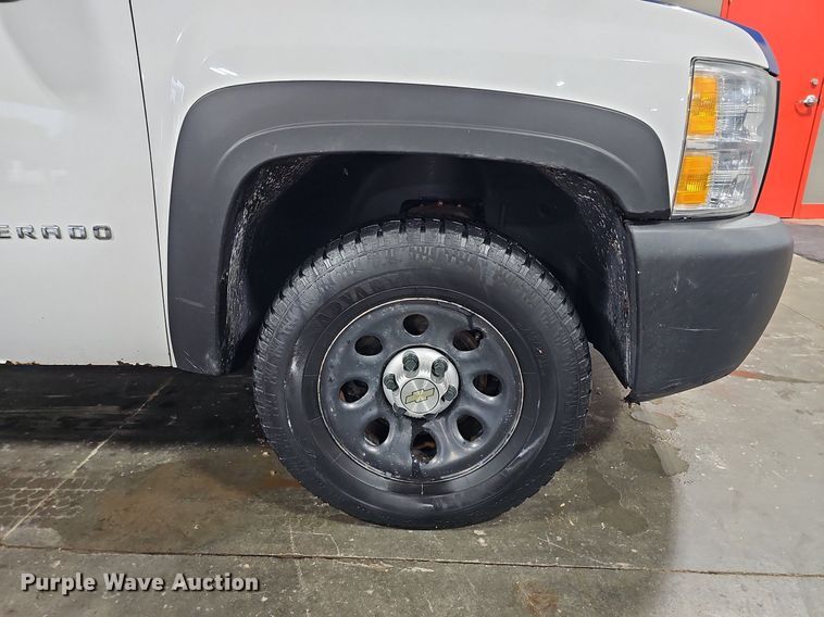 image for item DQ0132 2013 Chevrolet Silverado 1500  Ext. Cab pickup truck