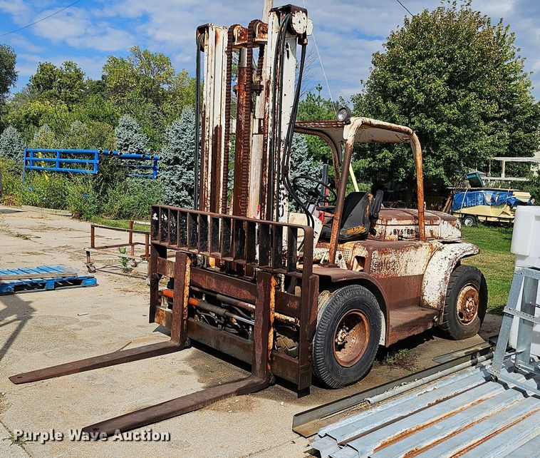 image for item DQ0209 Hyster 30  forklift