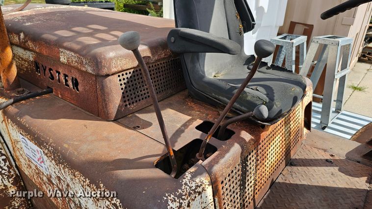 image for item DQ0209 Hyster 30  forklift