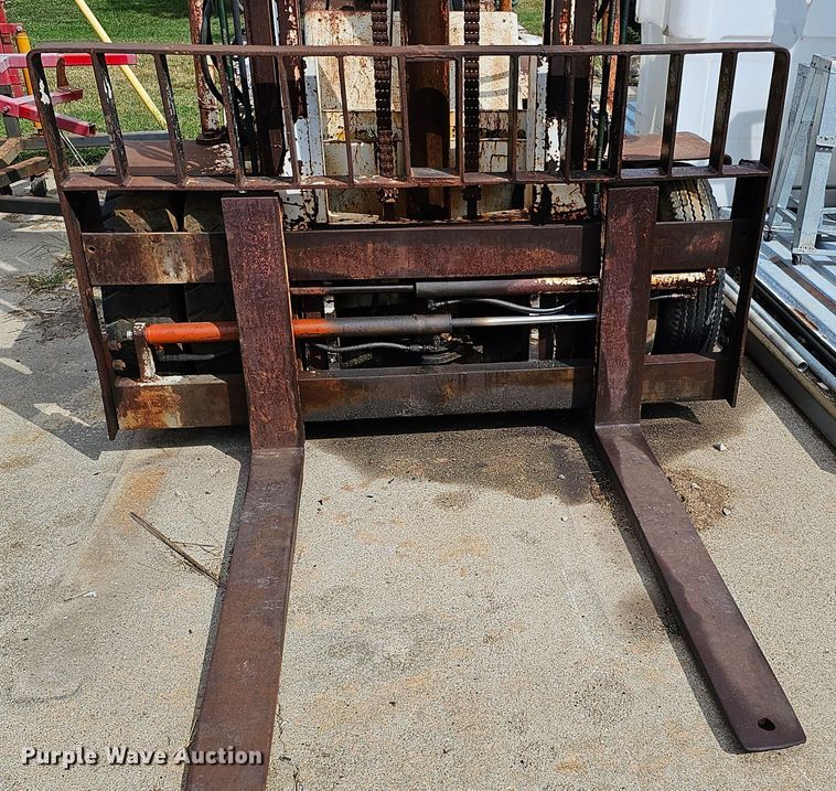 image for item DQ0209 Hyster 30  forklift