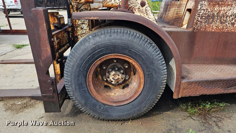 image for item DQ0209 Hyster 30  forklift