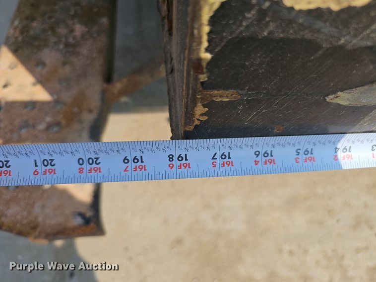 image for item DQ0309 2001 Isuzu NPR  box truck