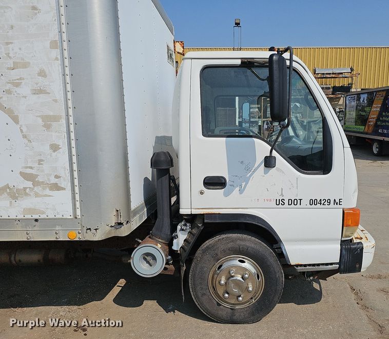 image for item DQ0309 2001 Isuzu NPR  box truck