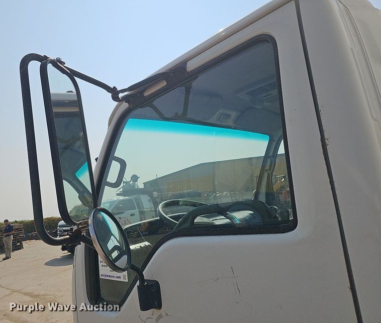 image for item DQ0309 2001 Isuzu NPR  box truck