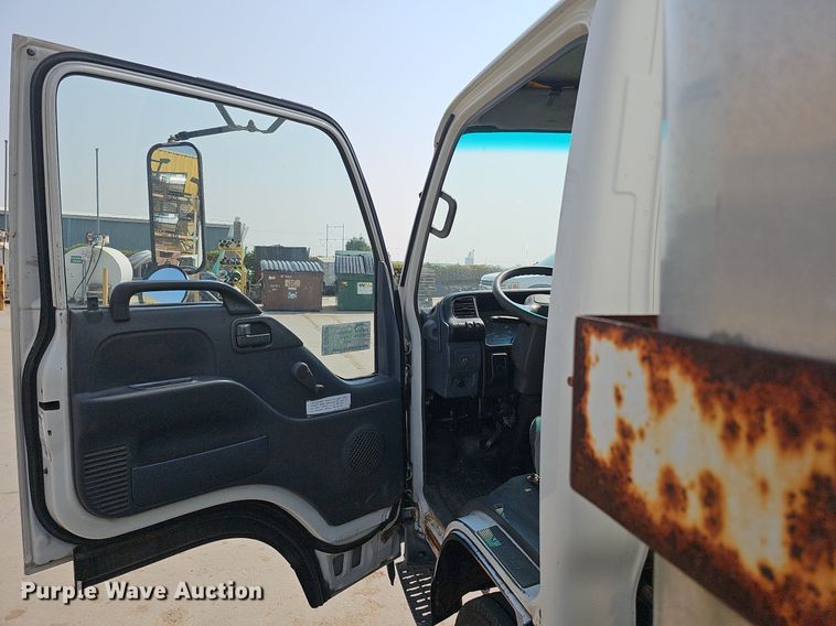 image for item DQ0309 2001 Isuzu NPR  box truck