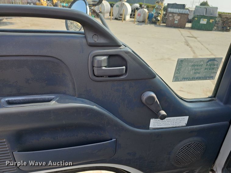 image for item DQ0309 2001 Isuzu NPR  box truck