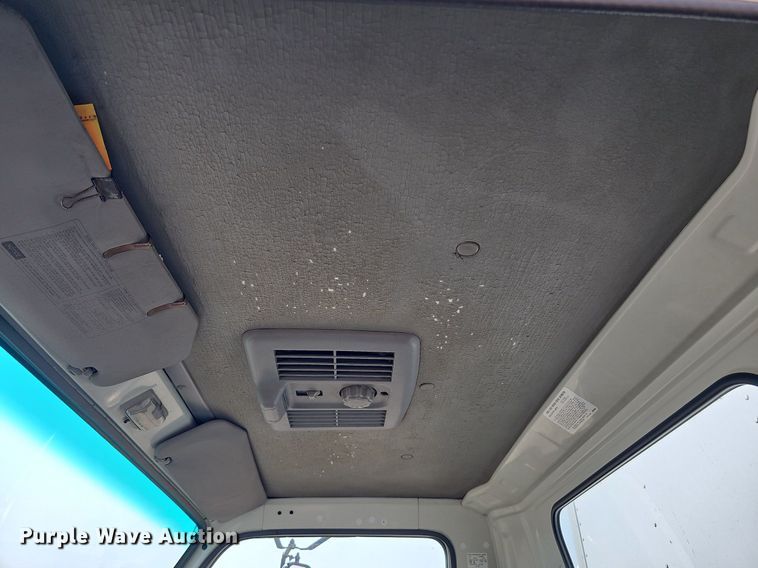 image for item DQ0309 2001 Isuzu NPR  box truck