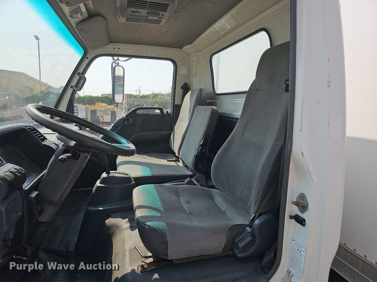 image for item DQ0309 2001 Isuzu NPR  box truck