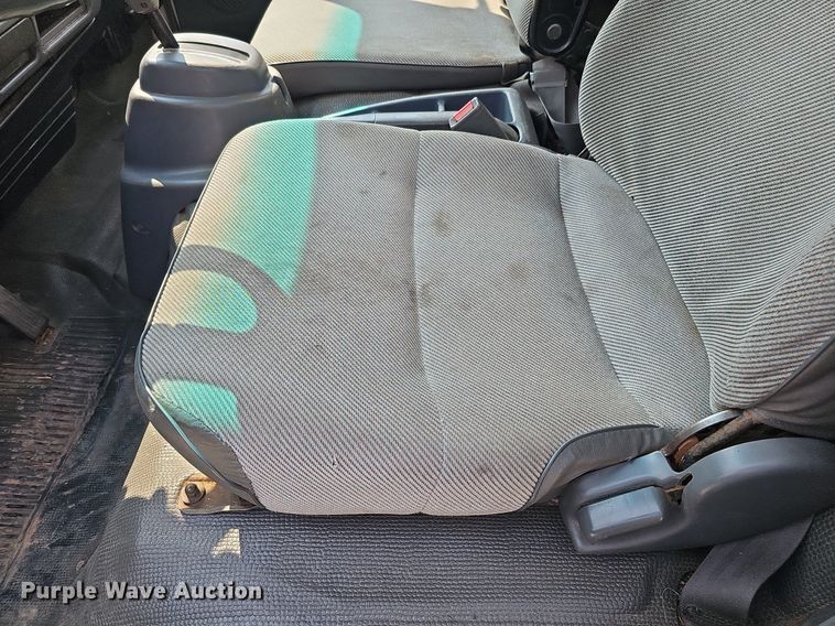 image for item DQ0309 2001 Isuzu NPR  box truck