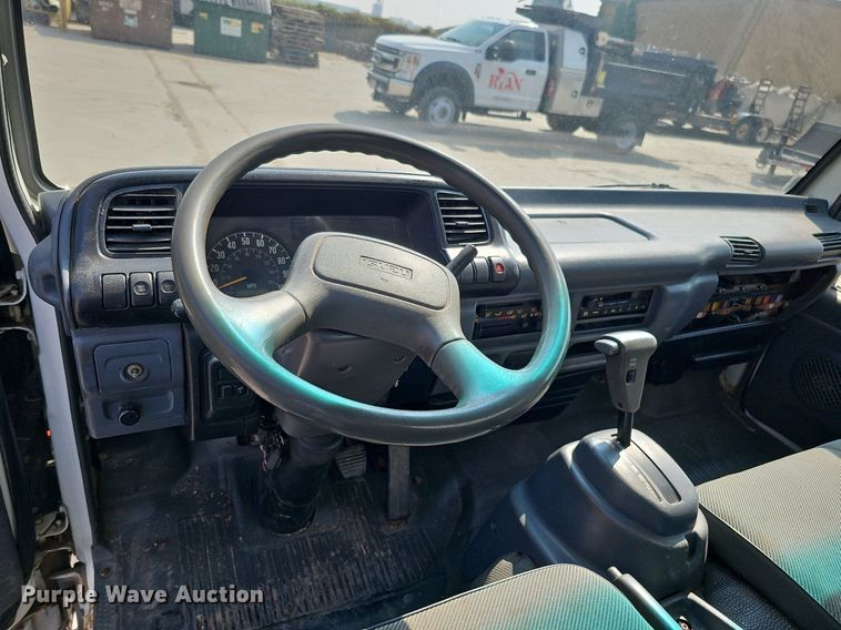 image for item DQ0309 2001 Isuzu NPR  box truck