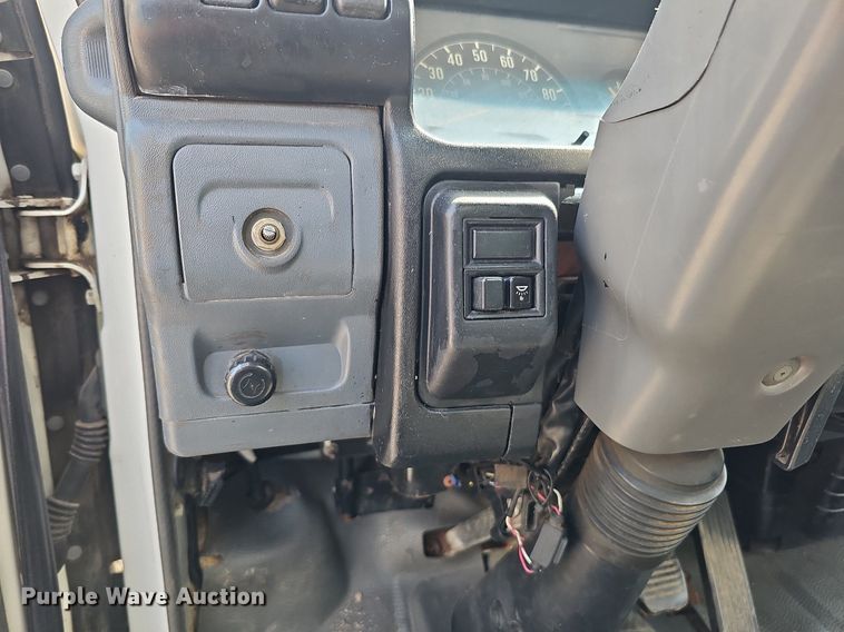 image for item DQ0309 2001 Isuzu NPR  box truck