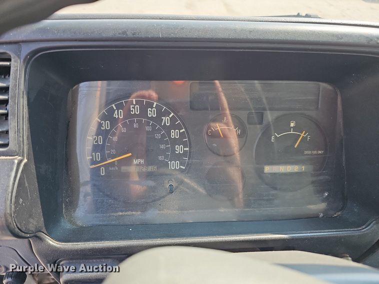 image for item DQ0309 2001 Isuzu NPR  box truck