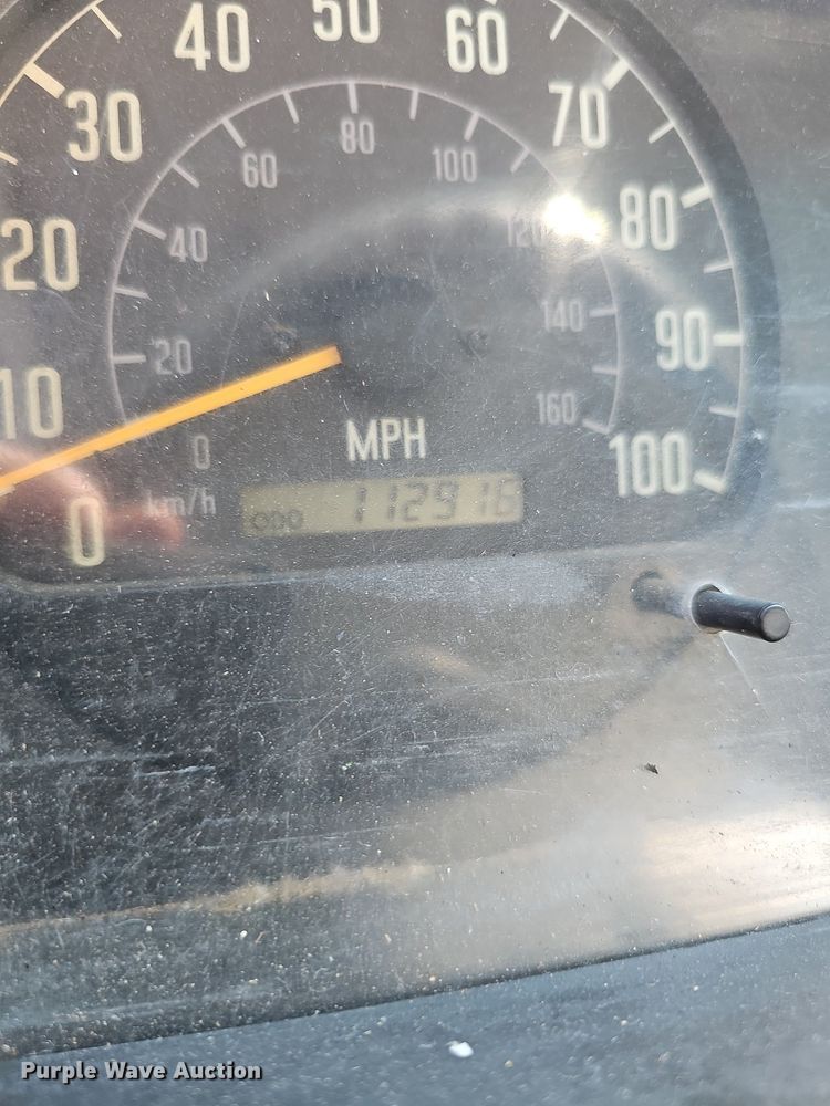 image for item DQ0309 2001 Isuzu NPR  box truck