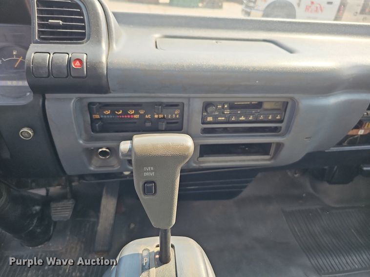 image for item DQ0309 2001 Isuzu NPR  box truck