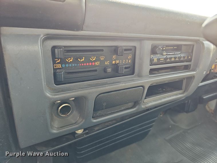 image for item DQ0309 2001 Isuzu NPR  box truck