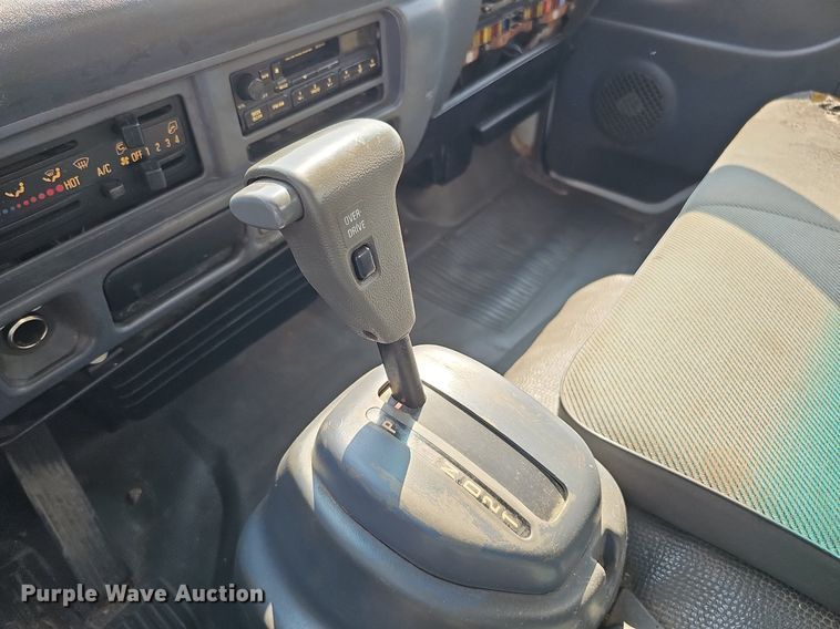 image for item DQ0309 2001 Isuzu NPR  box truck