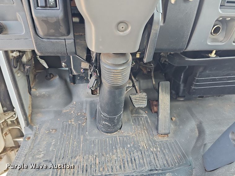 image for item DQ0309 2001 Isuzu NPR  box truck