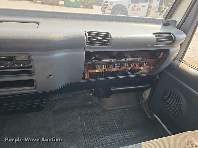 image for item DQ0309 2001 Isuzu NPR  box truck