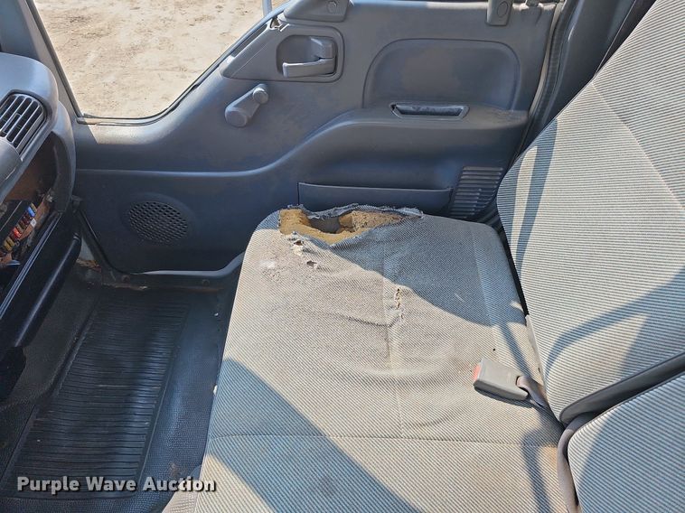 image for item DQ0309 2001 Isuzu NPR  box truck