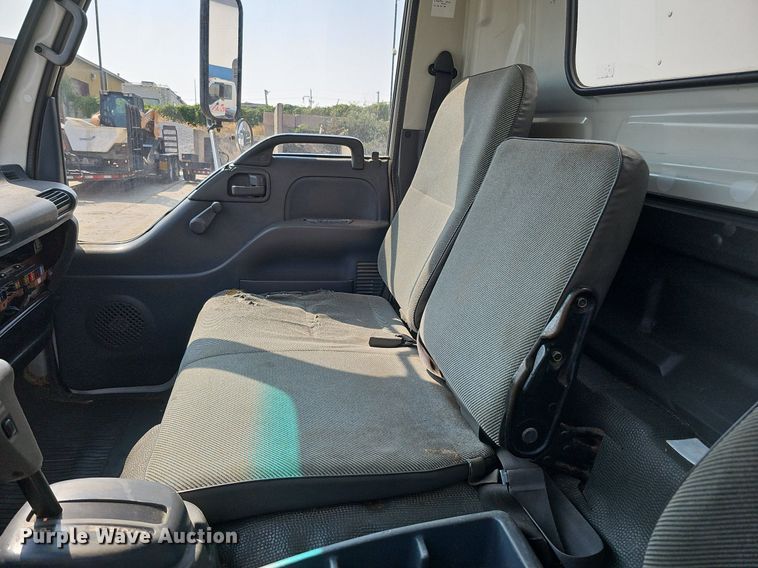 image for item DQ0309 2001 Isuzu NPR  box truck