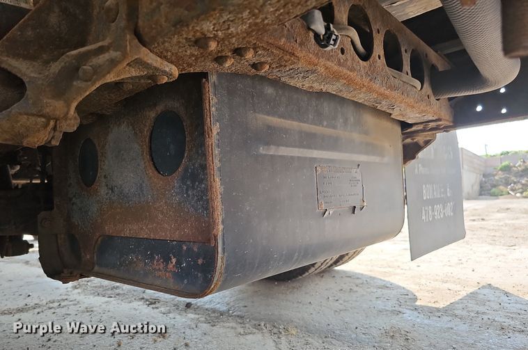 image for item DQ0309 2001 Isuzu NPR  box truck