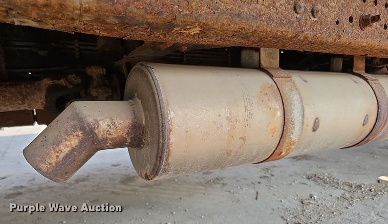 image for item DQ0309 2001 Isuzu NPR  box truck