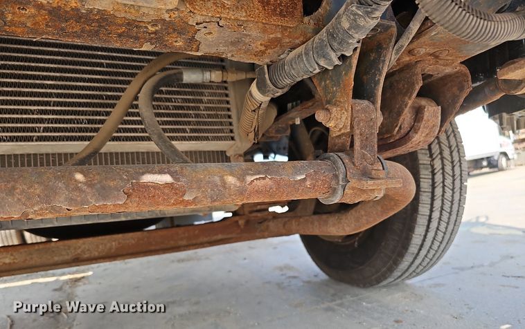 image for item DQ0309 2001 Isuzu NPR  box truck