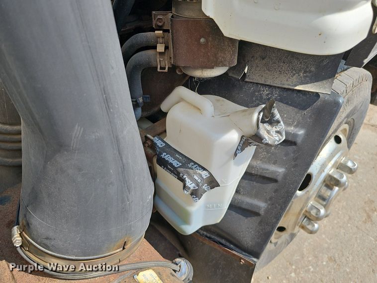 image for item DQ0309 2001 Isuzu NPR  box truck