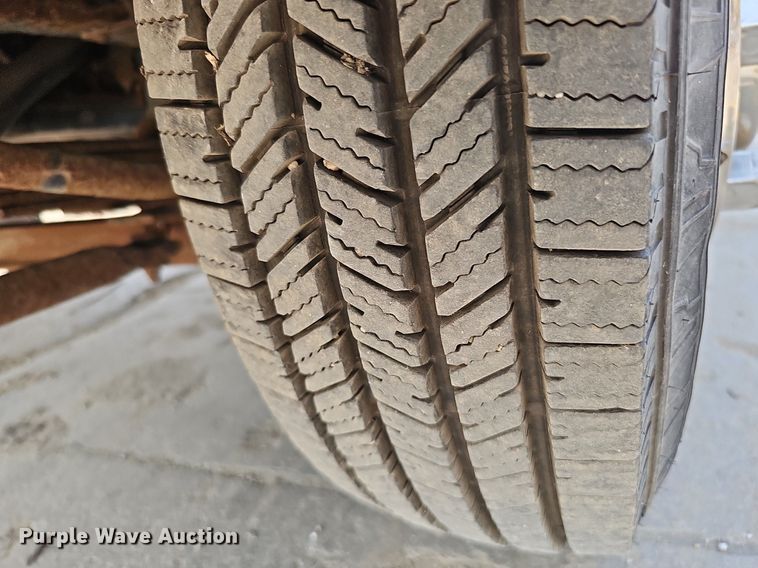 image for item DQ0309 2001 Isuzu NPR  box truck