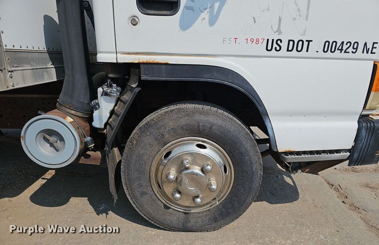 image for item DQ0309 2001 Isuzu NPR  box truck