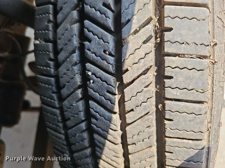 image for item DQ0309 2001 Isuzu NPR  box truck