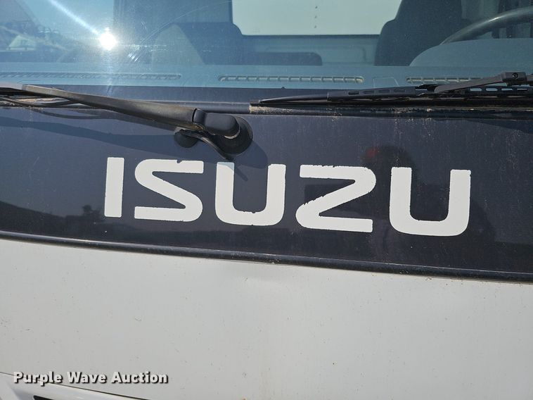 image for item DQ0309 2001 Isuzu NPR  box truck