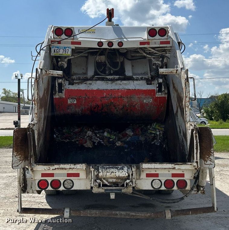 image for item DQ0931 2003 Freightliner Business Class M2  refuse truck