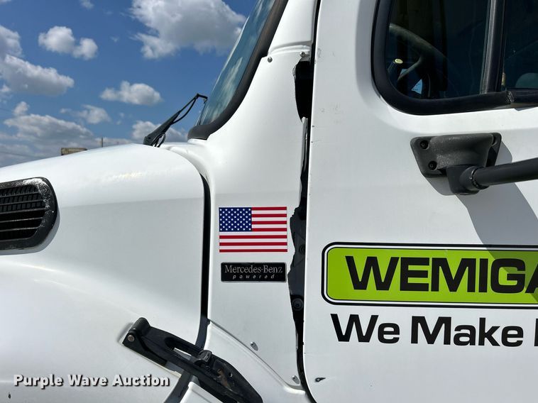 image for item DQ0931 2003 Freightliner Business Class M2  refuse truck