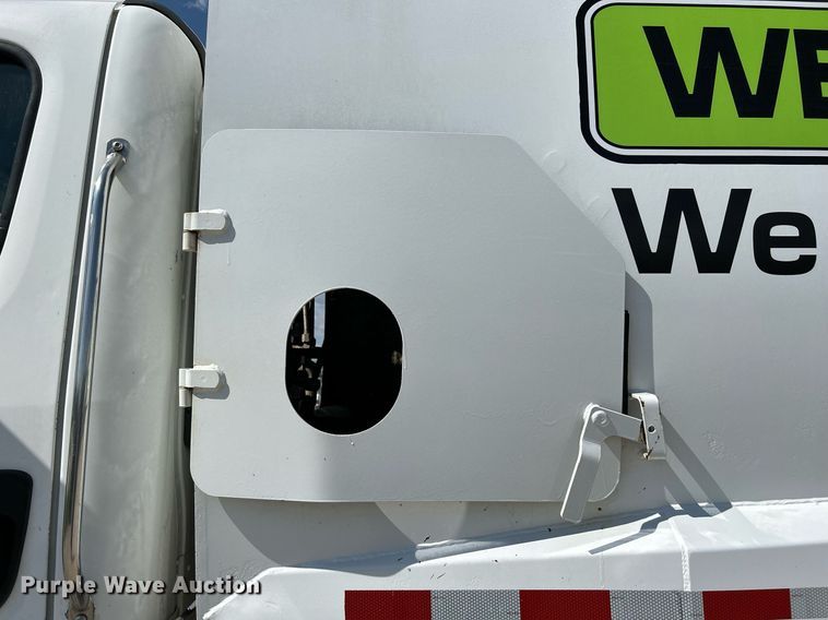 image for item DQ0931 2003 Freightliner Business Class M2  refuse truck