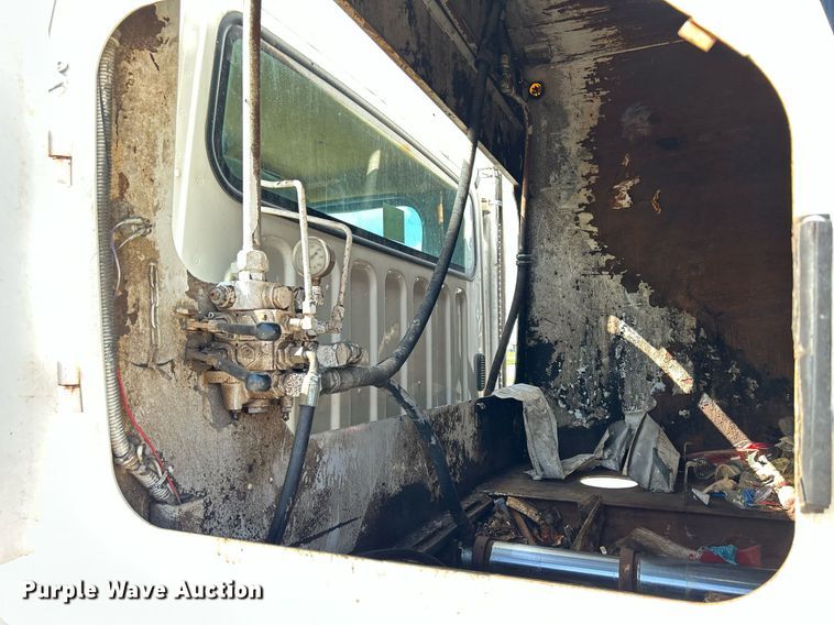 image for item DQ0931 2003 Freightliner Business Class M2  refuse truck