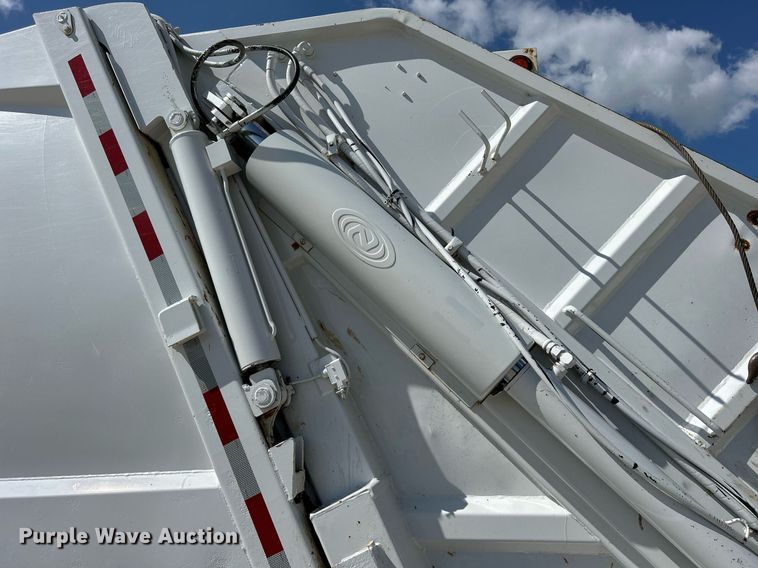 image for item DQ0931 2003 Freightliner Business Class M2  refuse truck