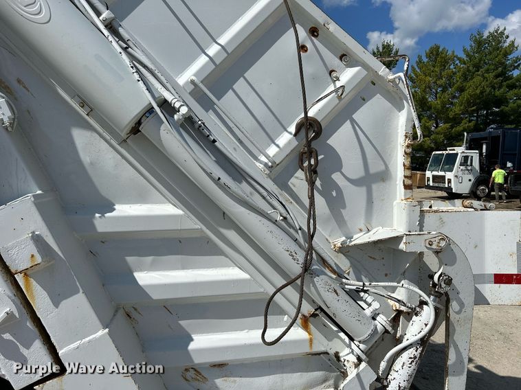 image for item DQ0931 2003 Freightliner Business Class M2  refuse truck