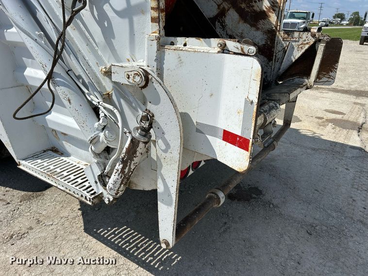 image for item DQ0931 2003 Freightliner Business Class M2  refuse truck