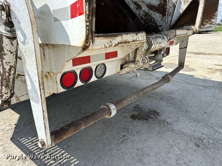 image for item DQ0931 2003 Freightliner Business Class M2  refuse truck