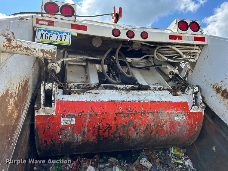 image for item DQ0931 2003 Freightliner Business Class M2  refuse truck