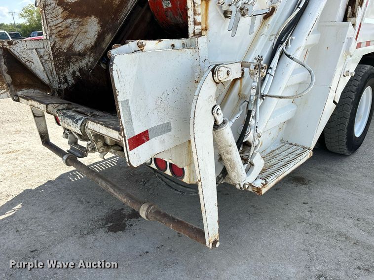 image for item DQ0931 2003 Freightliner Business Class M2  refuse truck