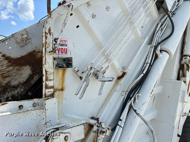 image for item DQ0931 2003 Freightliner Business Class M2  refuse truck