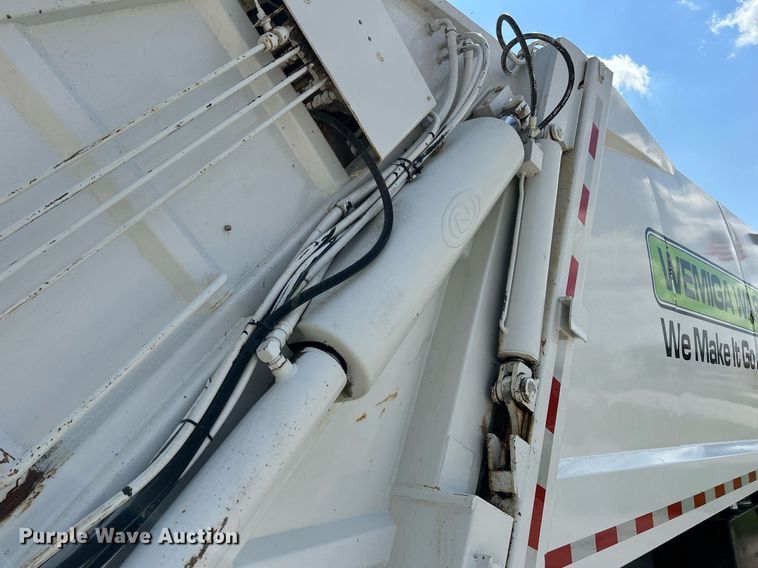 image for item DQ0931 2003 Freightliner Business Class M2  refuse truck