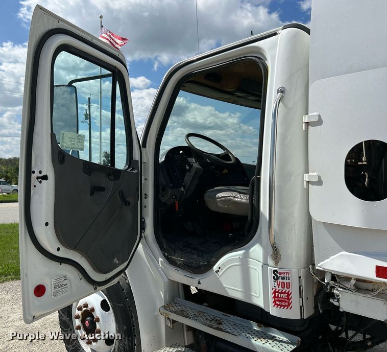 image for item DQ0931 2003 Freightliner Business Class M2  refuse truck