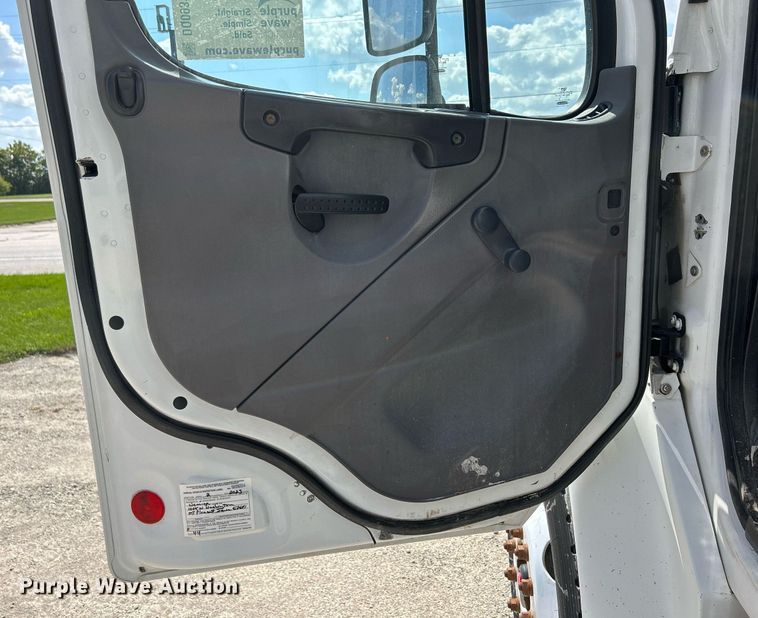 image for item DQ0931 2003 Freightliner Business Class M2  refuse truck