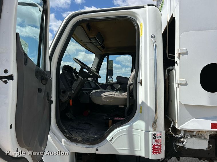 image for item DQ0931 2003 Freightliner Business Class M2  refuse truck