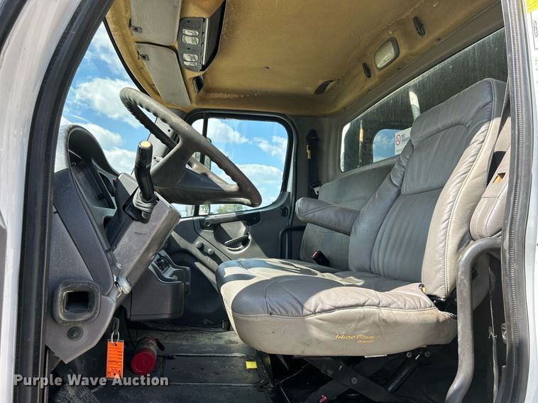 image for item DQ0931 2003 Freightliner Business Class M2  refuse truck